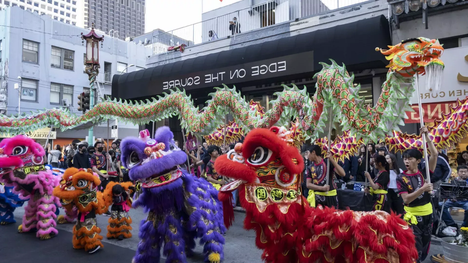 在边缘广场庆祝唐人街