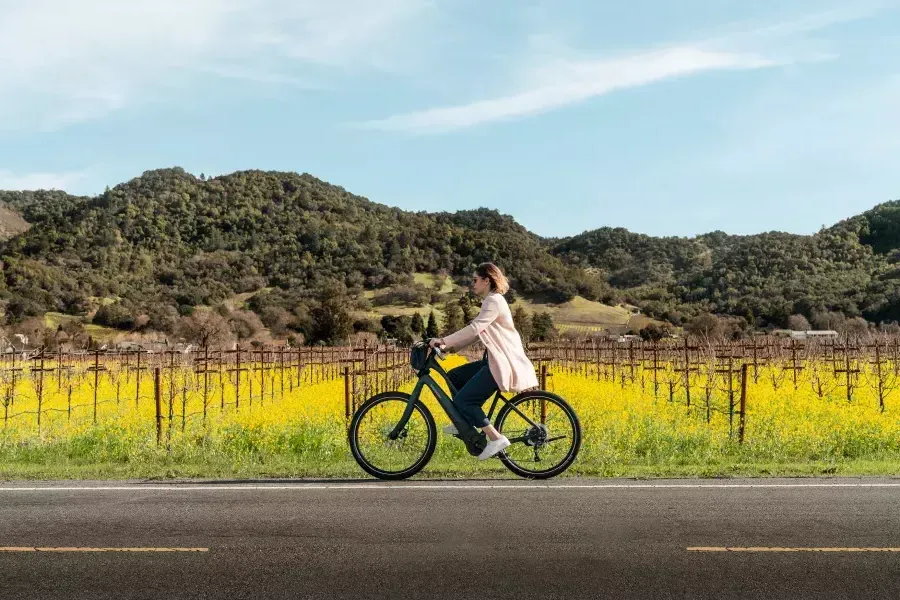 femme faisant du vélo à Napa