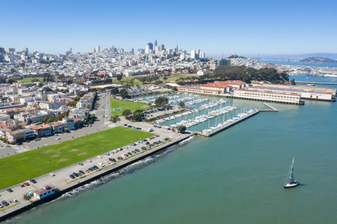 멀리 샌프란시스코 스카이라인이 보이는 포트 메이슨(Fort Mason) 공중.